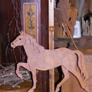 Metalen sierpaard als tuinstaak of op een voetplaat roestfiguur